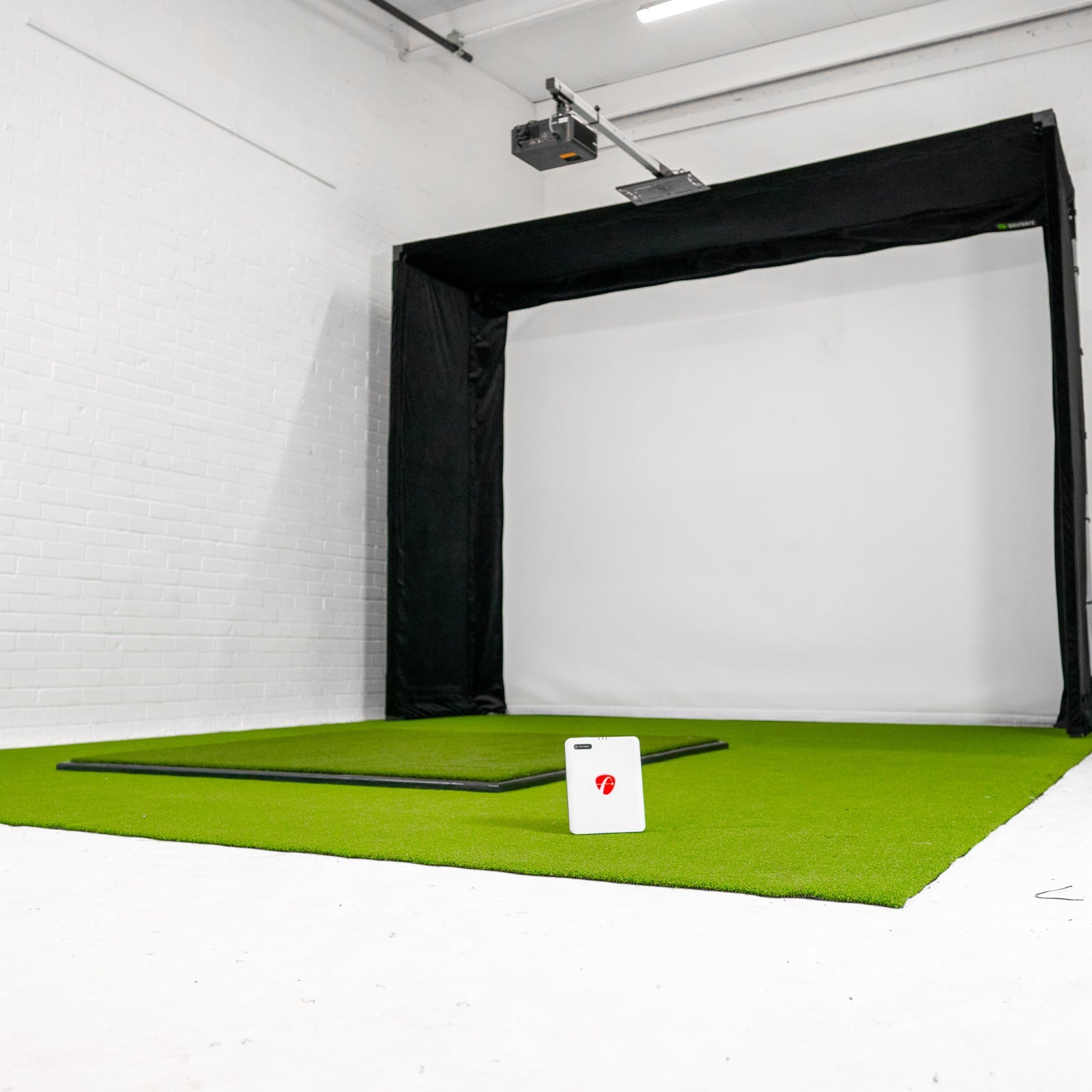 Flightscope Mevo + 2024 Editie GolfBays Lux Golf Simulator Omkasting Bundel